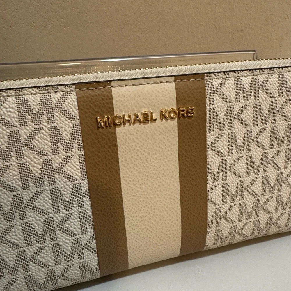 Michael Kors Cream and Gold Zip-Around Wallet - Picture 2 of 11